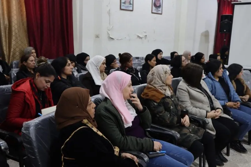النساء يناقشن ثقافة الساتي 