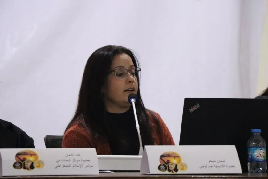 النساء يناقشن ثقافة الساتي 