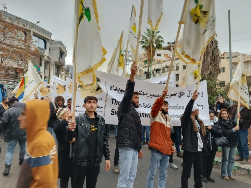 مظاهرة حاشدة في السويداء تطالب بحق تقرير المصير