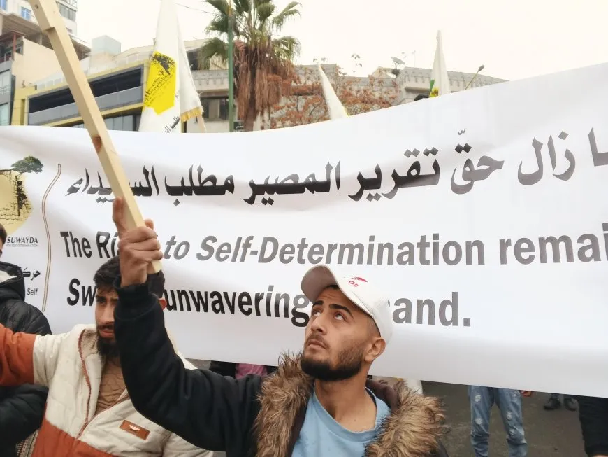 مظاهرة حاشدة في السويداء تطالب بحق تقرير المصير