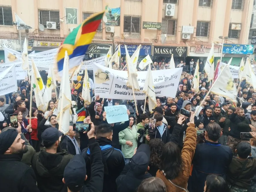 مظاهرة حاشدة في السويداء تطالب بحق تقرير المصير