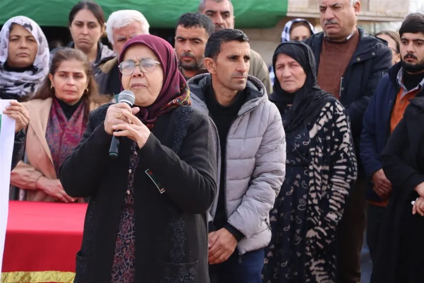 تشييع جثمان المقاتلة آزادي حلبجة لمثواها الأخير في ديرك 