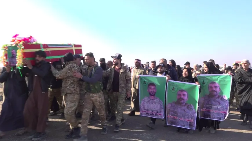 تشييع جثمان مقاتل من قسد ومراسم غيابية لآخر في الرقة
