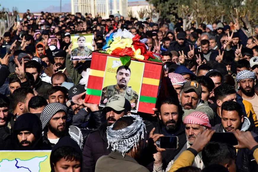 تشييع جثمان مقاتل من قسد إلى مزار الشهيد رستم جودي