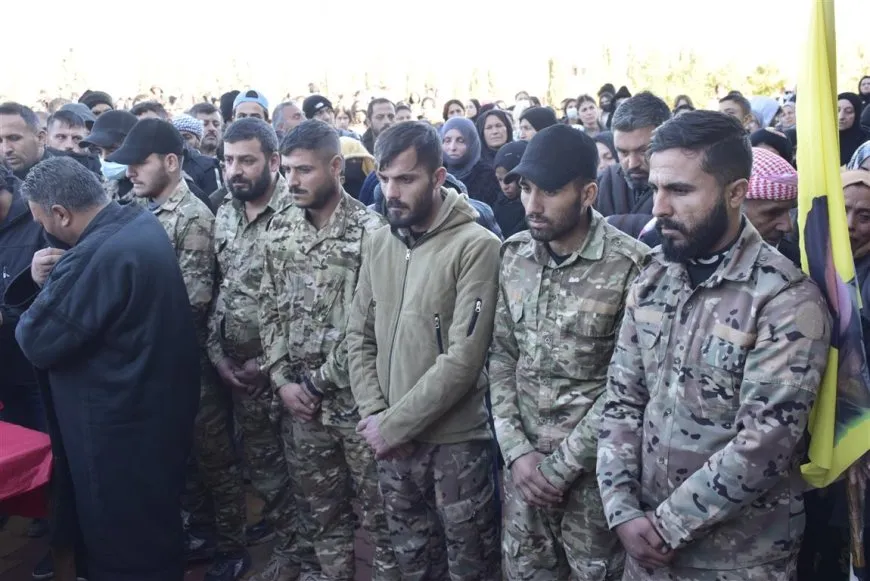 تشييع جثمان مقاتل من قسد إلى مزار الشهيد رستم جودي