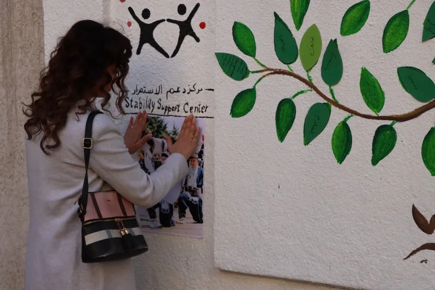 مركز "دعم الاستقرار" يُنفّذ جدارية "ألوان التعايش" في قامشلو لترسيخ ثقافة السلام