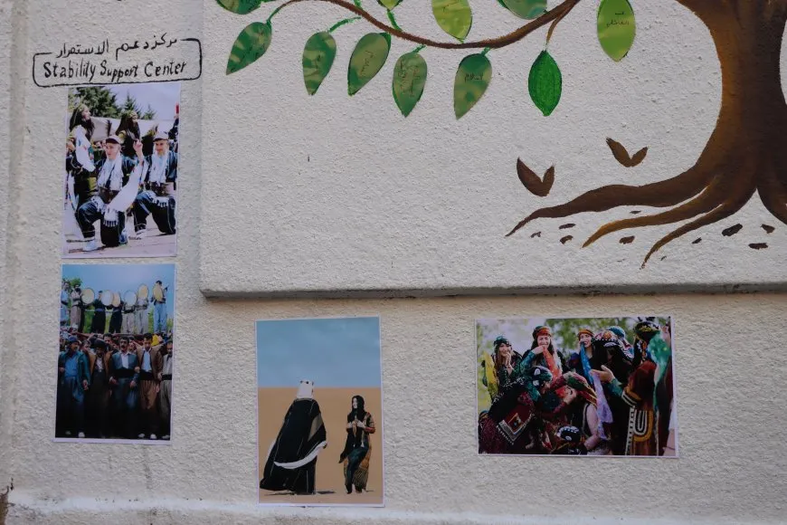 مركز "دعم الاستقرار" يُنفّذ جدارية "ألوان التعايش" في قامشلو لترسيخ ثقافة السلام