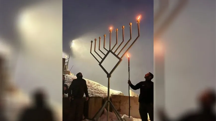 جنود إسرائيليون يحتفلون بعيد يهودي فوق جبل الشيخ