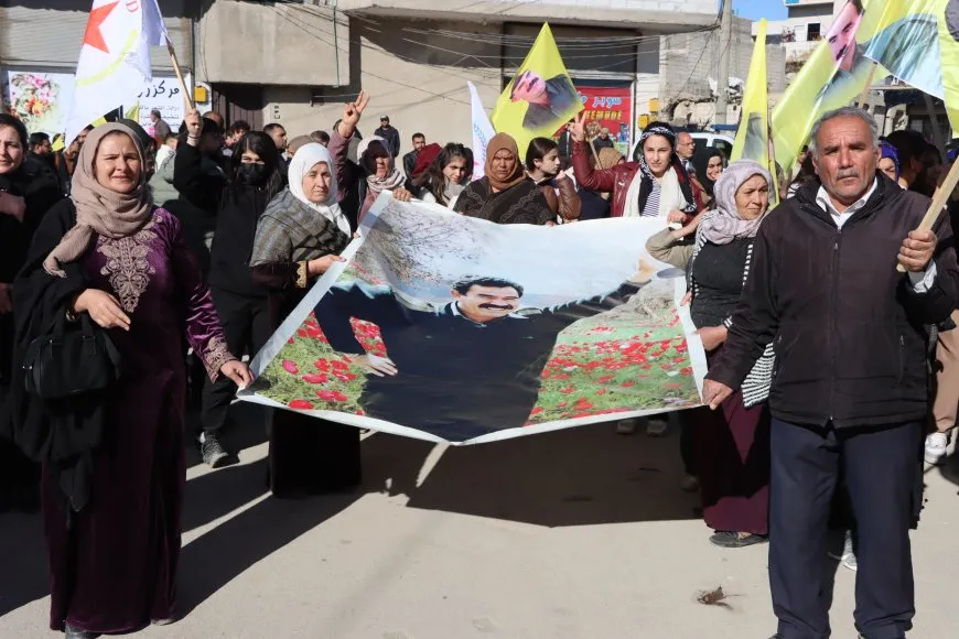 أهالي مقاطعة الفرات يخرجون في مسيرة مطالبة بحرية القائد الجسدية