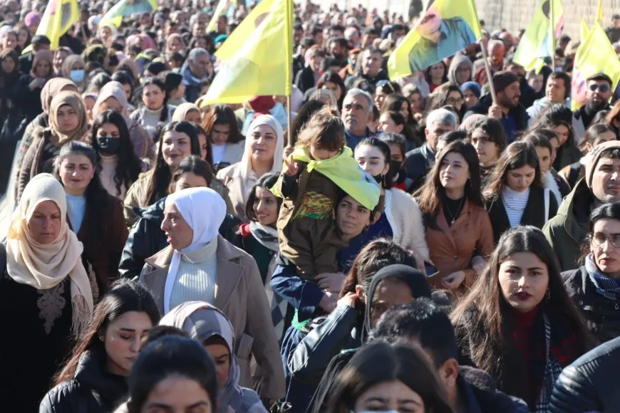 أهالي مقاطعة الفرات يخرجون في مسيرة مطالبة بحرية القائد الجسدية