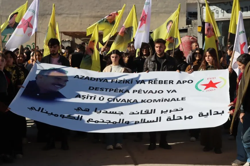 أهالي مقاطعة الفرات يخرجون في مسيرة مطالبة بحرية القائد الجسدية