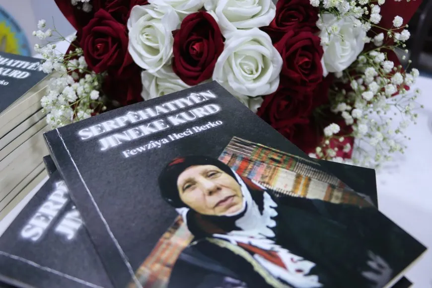 توقيع كتاب SERPÊHATIYÊN JINEKE KURD للأم فوزية في قامشلو