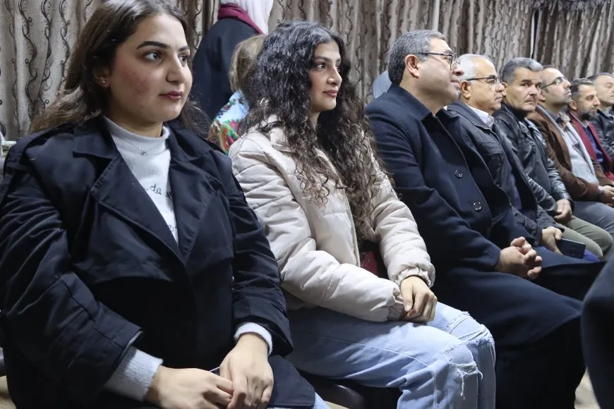 توقيع كتاب SERPÊHATIYÊN JINEKE KURD للأم فوزية في قامشلو
