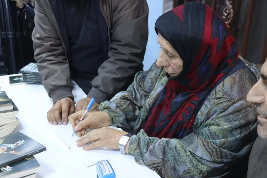 توقيع كتاب SERPÊHATIYÊN JINEKE KURD للأم فوزية في قامشلو