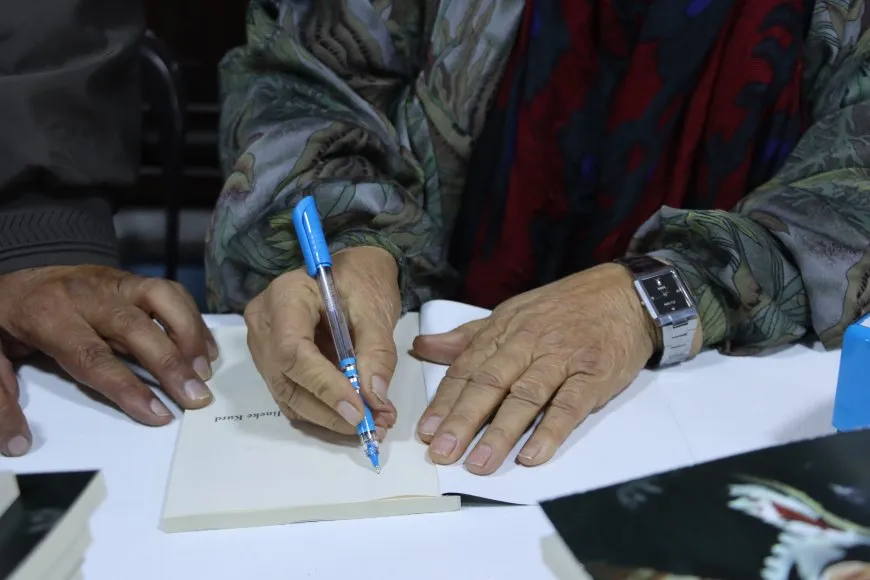 توقيع كتاب SERPÊHATIYÊN JINEKE KURD للأم فوزية في قامشلو