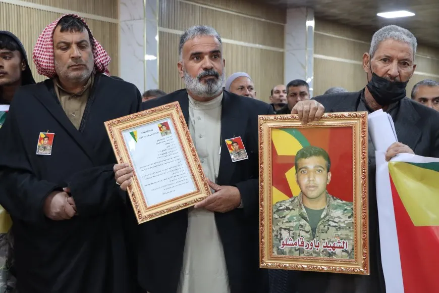 مراسم غيابية لمقاتلين من قوات الدفاع الشعبي في قامشلو