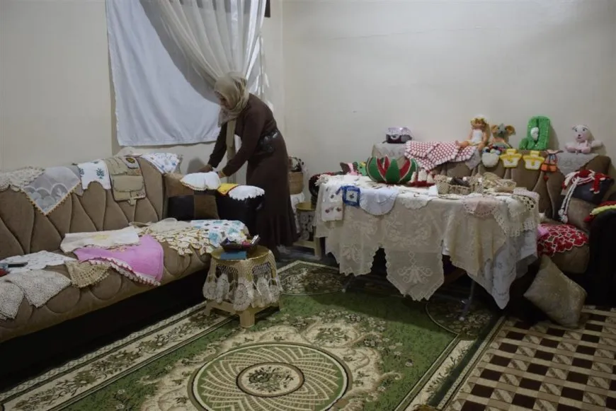 امرأة تنسج ذاكرة مدينة بخيوطٍ تقاوم الزوال