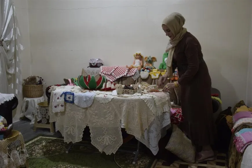امرأة تنسج ذاكرة مدينة بخيوطٍ تقاوم الزوال
