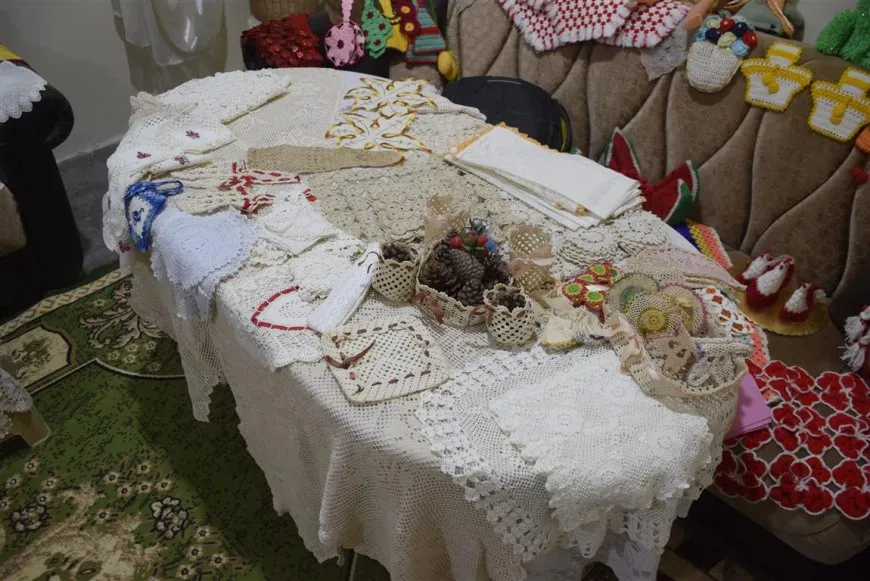 امرأة تنسج ذاكرة مدينة بخيوطٍ تقاوم الزوال