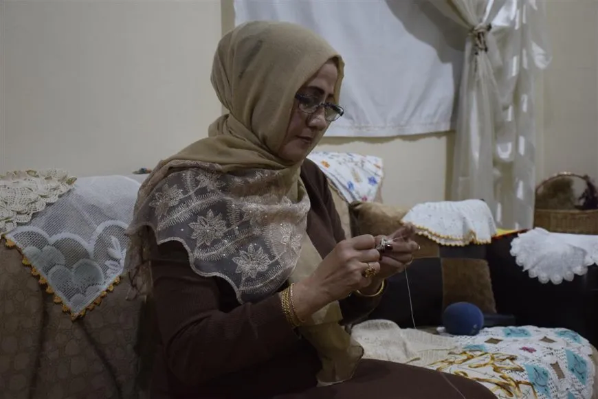 امرأة تنسج ذاكرة مدينة بخيوطٍ تقاوم الزوال