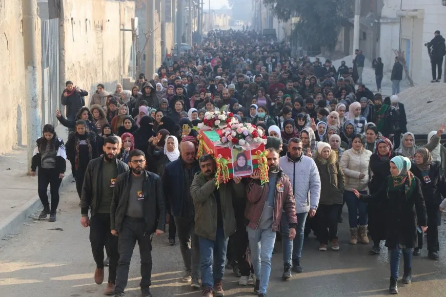 تشييع جثمان مواطنة استشهدت إثر قصف الحكومة الانتقالية بحلب