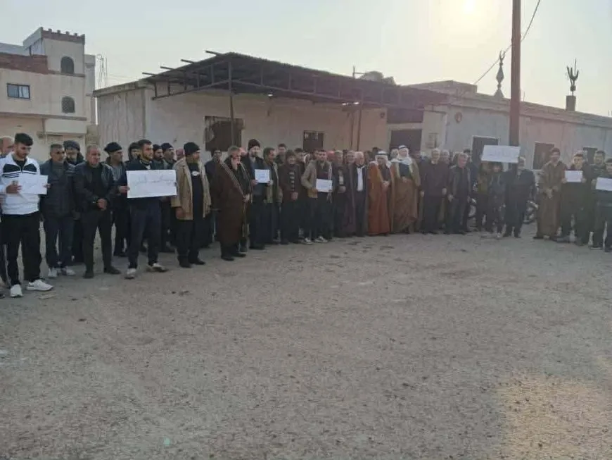 اعتصام لأهالي بلدة في ريف حماة تنديداً بجريمة قتل شقيقين