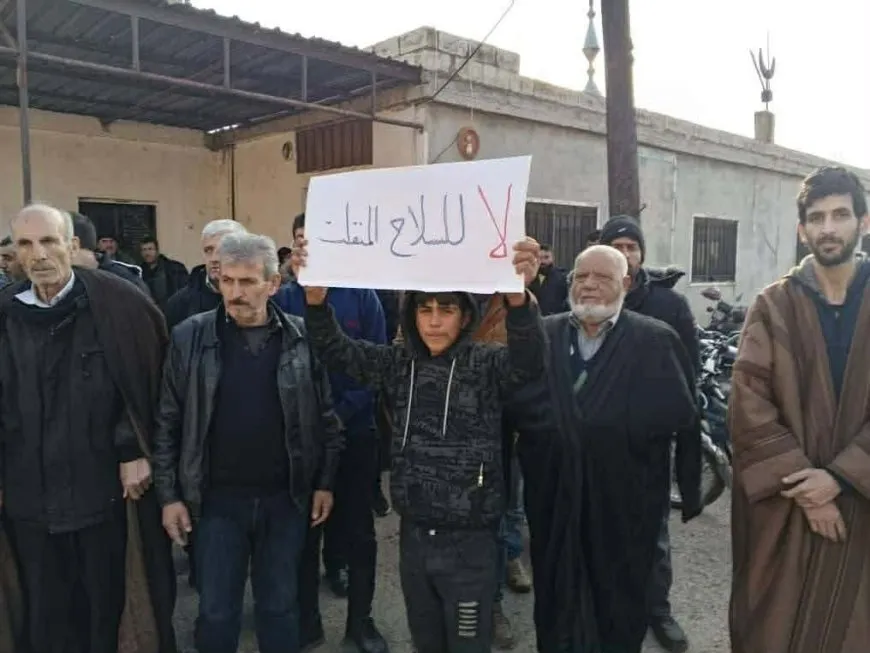 اعتصام لأهالي بلدة في ريف حماة تنديداً بجريمة قتل شقيقين