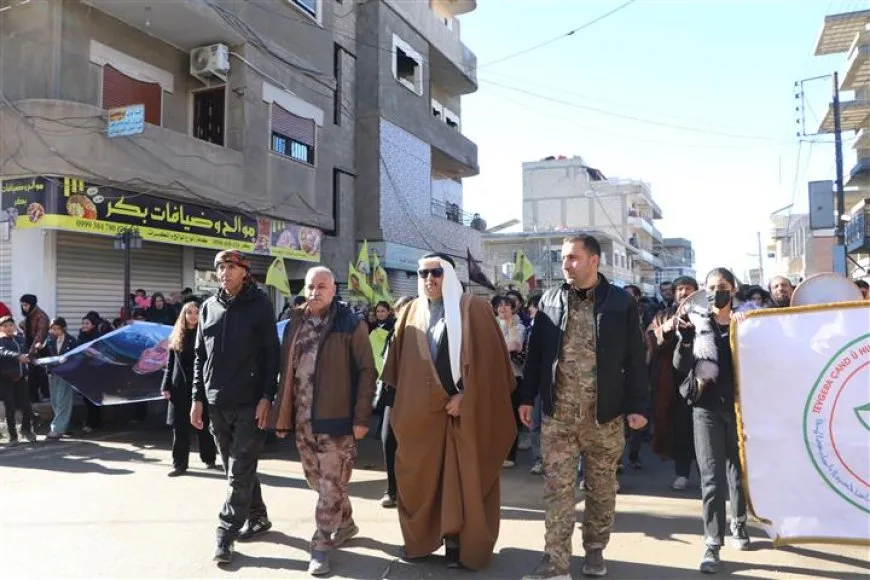 الآلاف يؤكدون أن العام الجديد سيكون بداية مرحلة جديدة من السلام ولقاء القائد