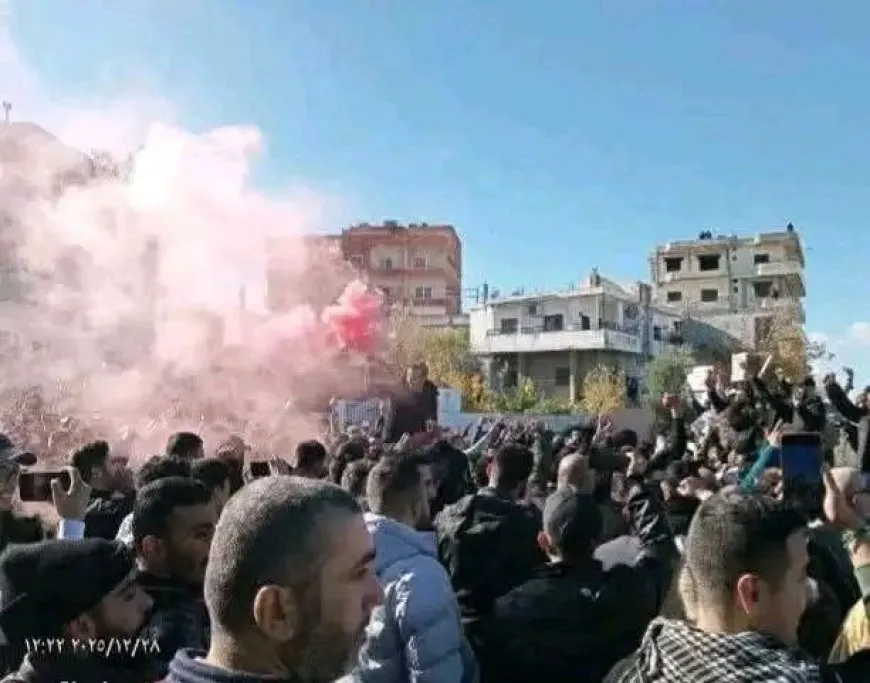 تطورات متسارعة مع تصاعد العنف خلال احتجاجات في الساحل والداخل السوري