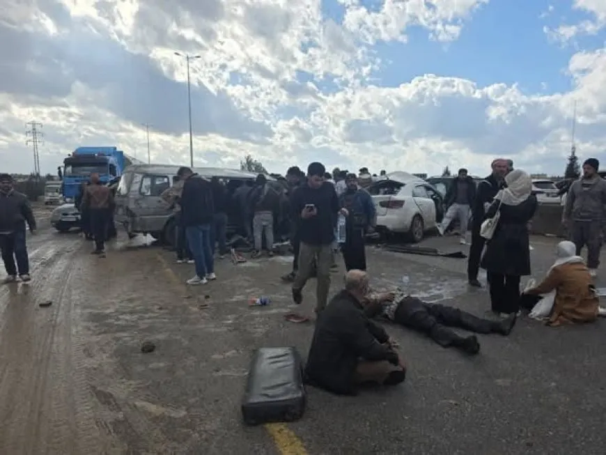 حادث سير على طريق حمص–حماة يودي بحياة شخص ويصيب 8 آخرين