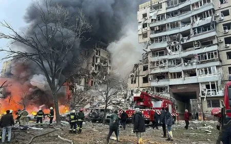 هجوم بمسيّرات يشعل حريقاً في مبنى سكني بأوكرانيا