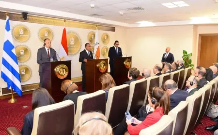 مصر واليونان وقبرص يبحثون تطوير العلاقات الثلاثية