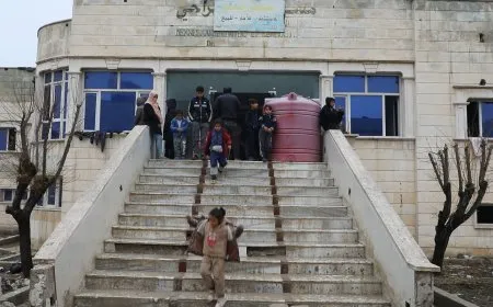 بالصور والفيديو أوضاع المهجّرين في أحد مراكز الإيواء بكوباني