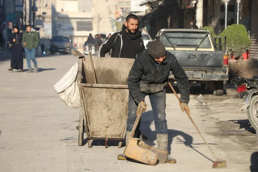 الاعتماد على عربات الجرّ في تنظيف شوارع الأحياء المحاصرة في حلب