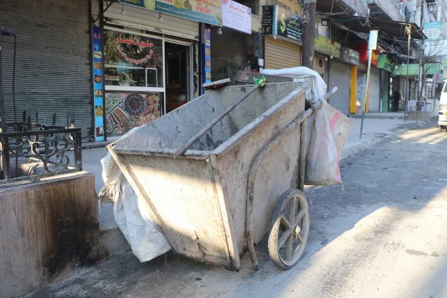 الاعتماد على عربات الجرّ في تنظيف شوارع الأحياء المحاصرة في حلب