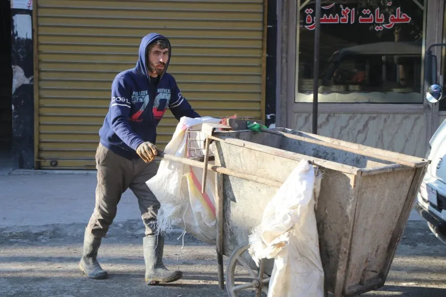 الاعتماد على عربات الجرّ في تنظيف شوارع الأحياء المحاصرة في حلب