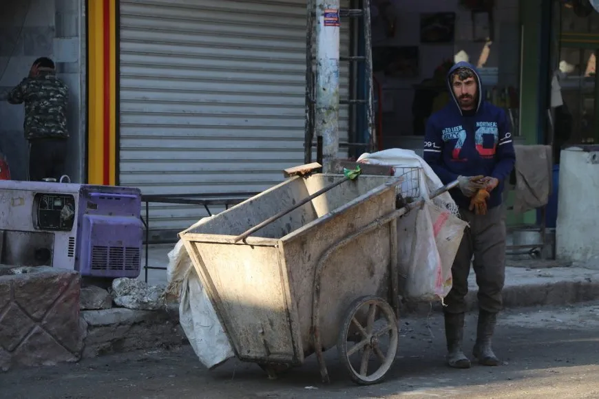 الاعتماد على عربات الجرّ في تنظيف شوارع الأحياء المحاصرة في حلب