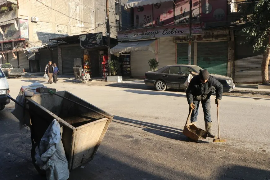 الاعتماد على عربات الجرّ في تنظيف شوارع الأحياء المحاصرة في حلب