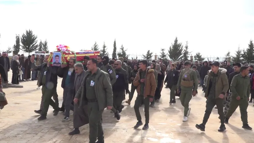 تشييع جثمان عضو من قوى الأمن الداخلي في مقاطعة الرقة