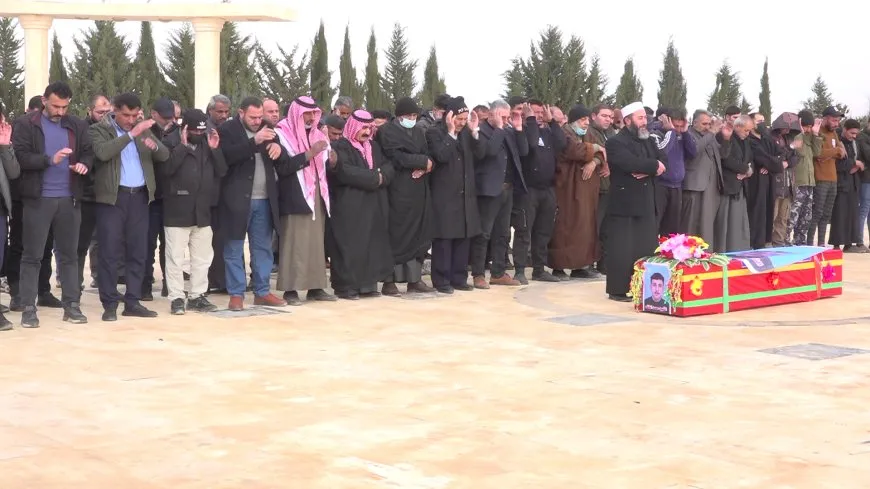 تشييع جثمان عضو من قوى الأمن الداخلي في مقاطعة الرقة