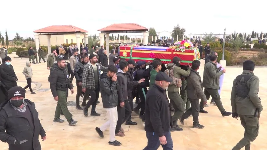تشييع جثمان عضو من قوى الأمن الداخلي في مقاطعة الرقة