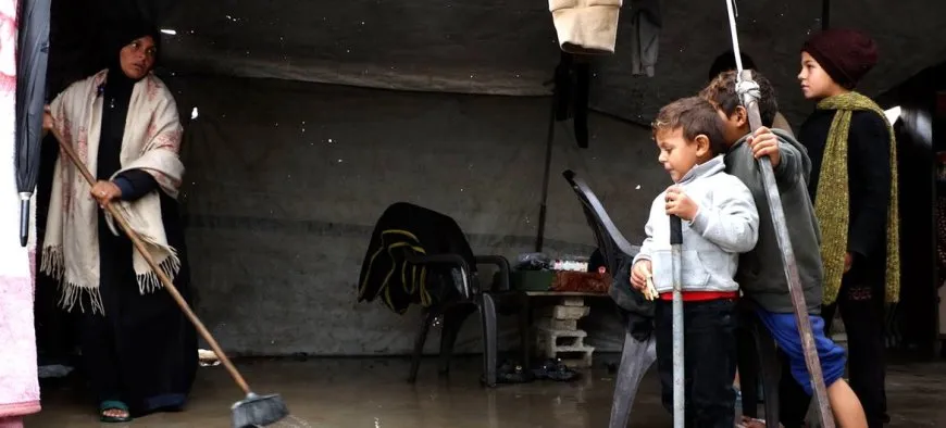 عواصف الشتاء في غزة تقتلع خيام 65 ألف أسرة