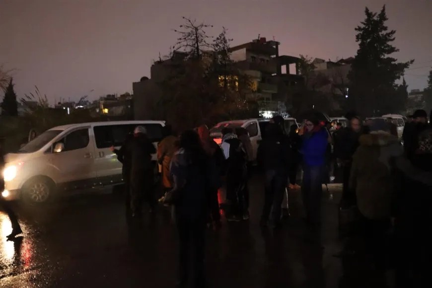 حشود من 8 مدن تتحرك باتجاه الطريق المؤدي إلى حلب