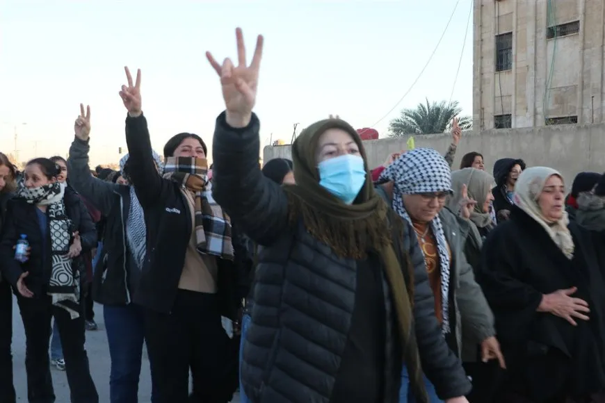 وقفة احتجاجية أمام قاعدة التحالف الدولي تنديداً بالصمت الدولي حول الهجمات على أحياء حلب