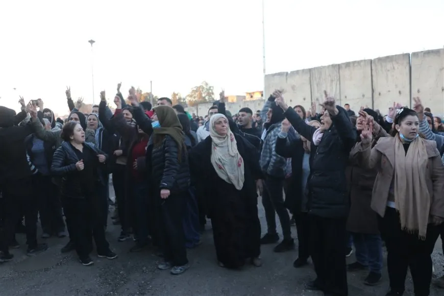 وقفة احتجاجية أمام قاعدة التحالف الدولي تنديداً بالصمت الدولي حول الهجمات على أحياء حلب