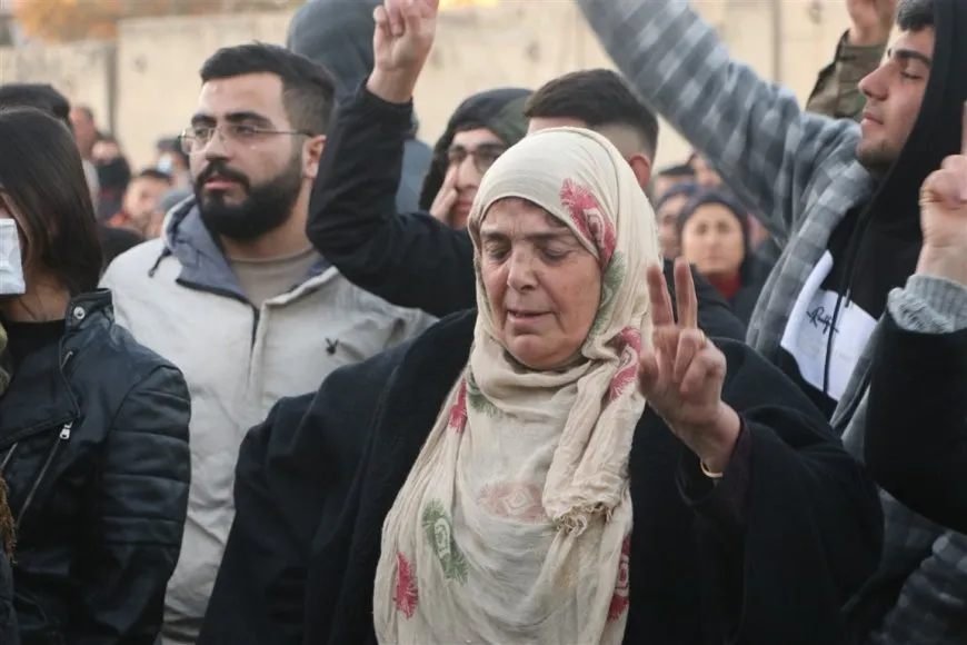 وقفة احتجاجية أمام قاعدة التحالف الدولي تنديداً بالصمت الدولي حول الهجمات على أحياء حلب