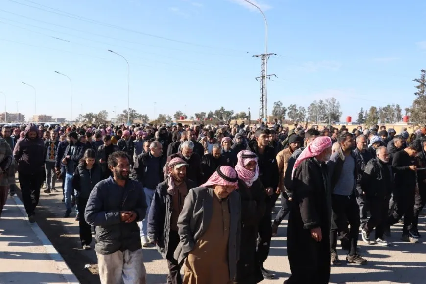 مسيرة جماهيرية في الطبقة تنديداً بجرائم مرتزقة الحكومة المؤقتة في حلب