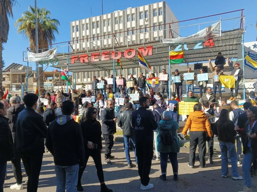 وقفة تضامنية في ساحة الكرامة بالسويداء مع شمال وشرق سوريا