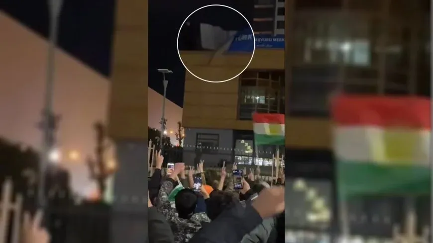 أهالي دهوك يتظاهرون أمام مركز الفيزا التركية رفضًا لهجمات ضد روج آفا