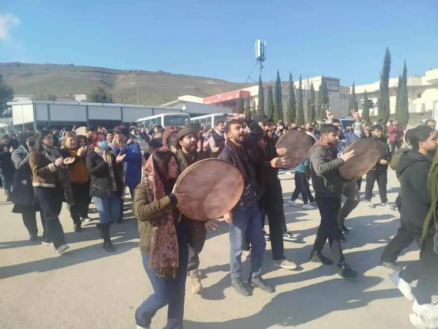 حشود غفيرة تصل إلى معبر سيمالكا لاستقبال أبناء جنوب كردستان 